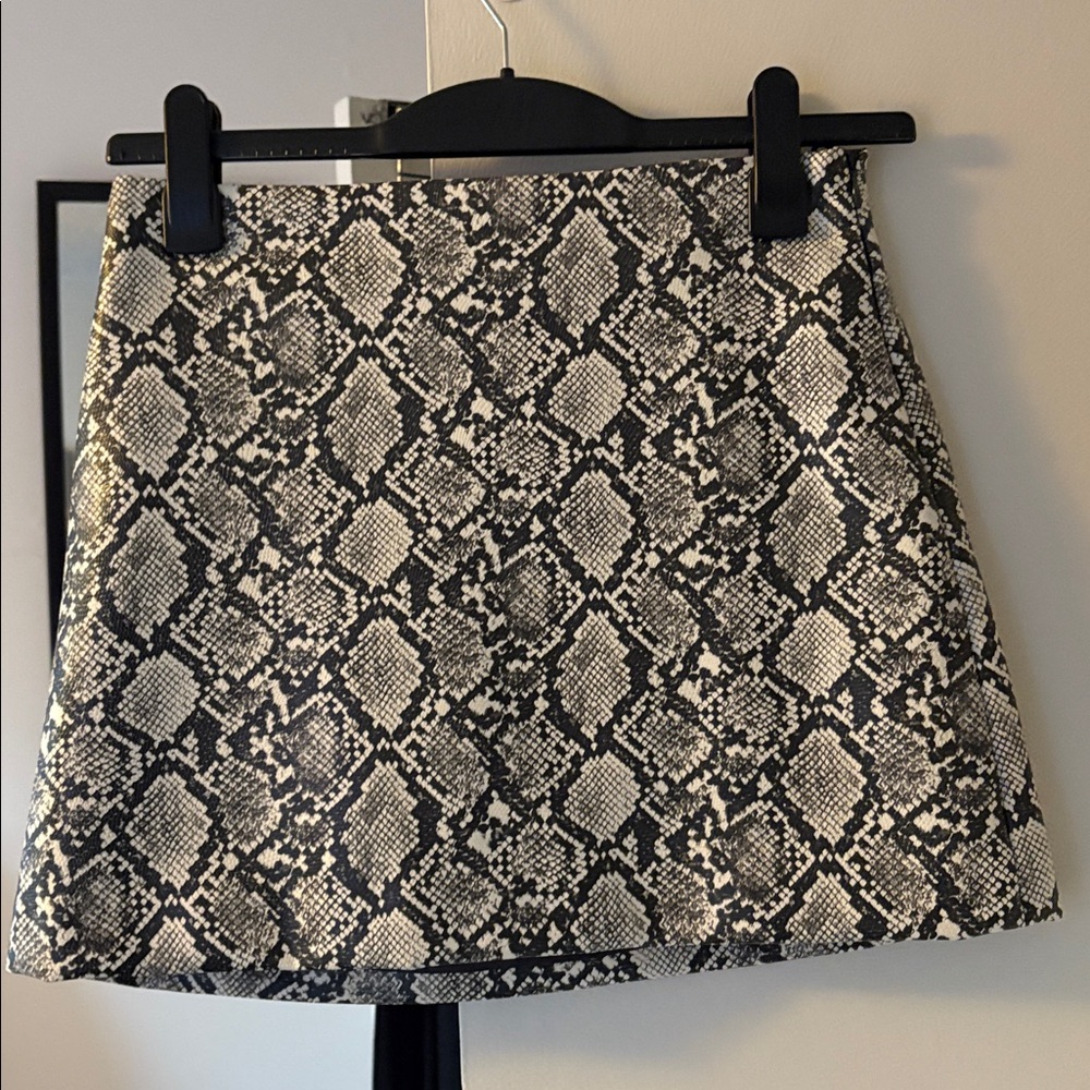 Chic Snake Print Mini Skirt, side zipper, faux leather, Like new